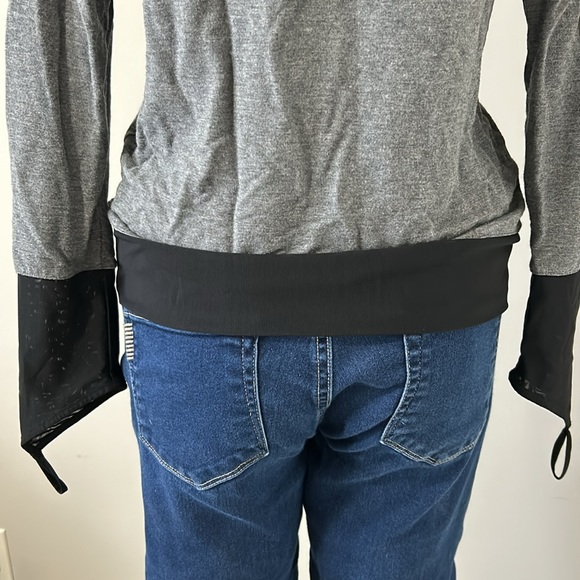 Alo Yoga Serene Long Sleeve Top Gray Black Mesh Cuff Finger Loop Sz M - Picture 11 of 13